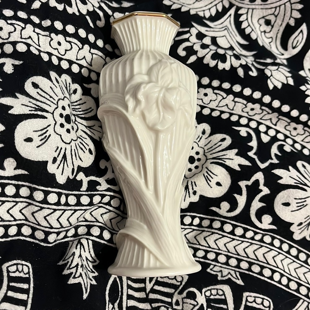 Lenox Vintage Raised Iris Vase with Gold Line Trim Ivory Cream Bud Giftware Chin